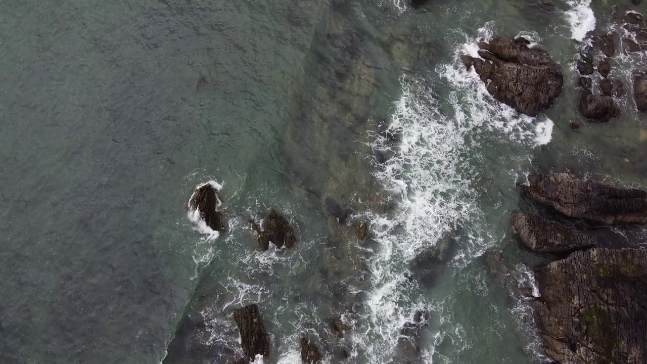 巨大的巨石和海浪。海景，无人机视频。凯尔特海，海面上的波浪。视频素材