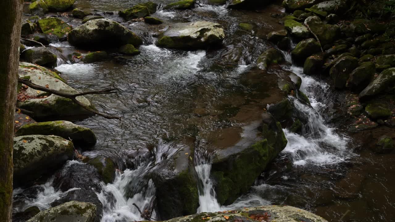 大河在大烟山国家公园的瀑布视频素材