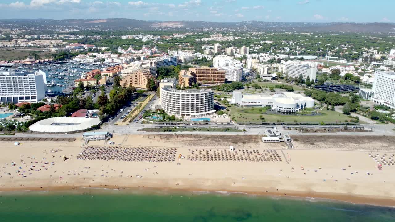 Vilamoura,葡萄牙。维拉穆拉海滩的鸟瞰图。豪华酒店视频素材