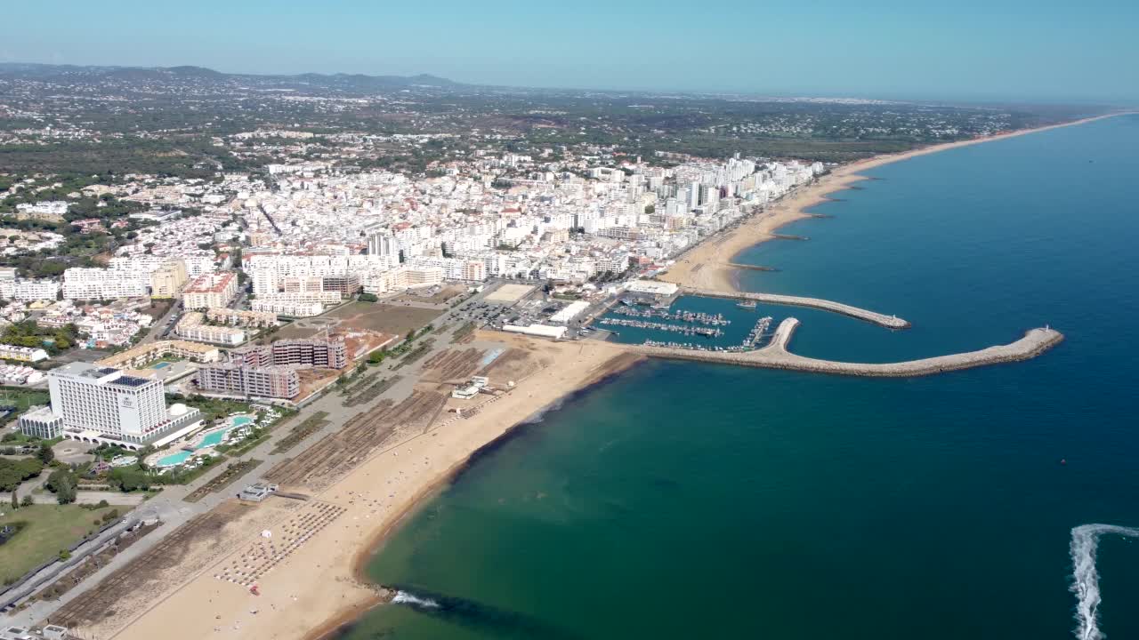 Vilamoura,葡萄牙。电影鸟瞰图的维拉穆拉海滩与豪华酒店和城市化。视频素材