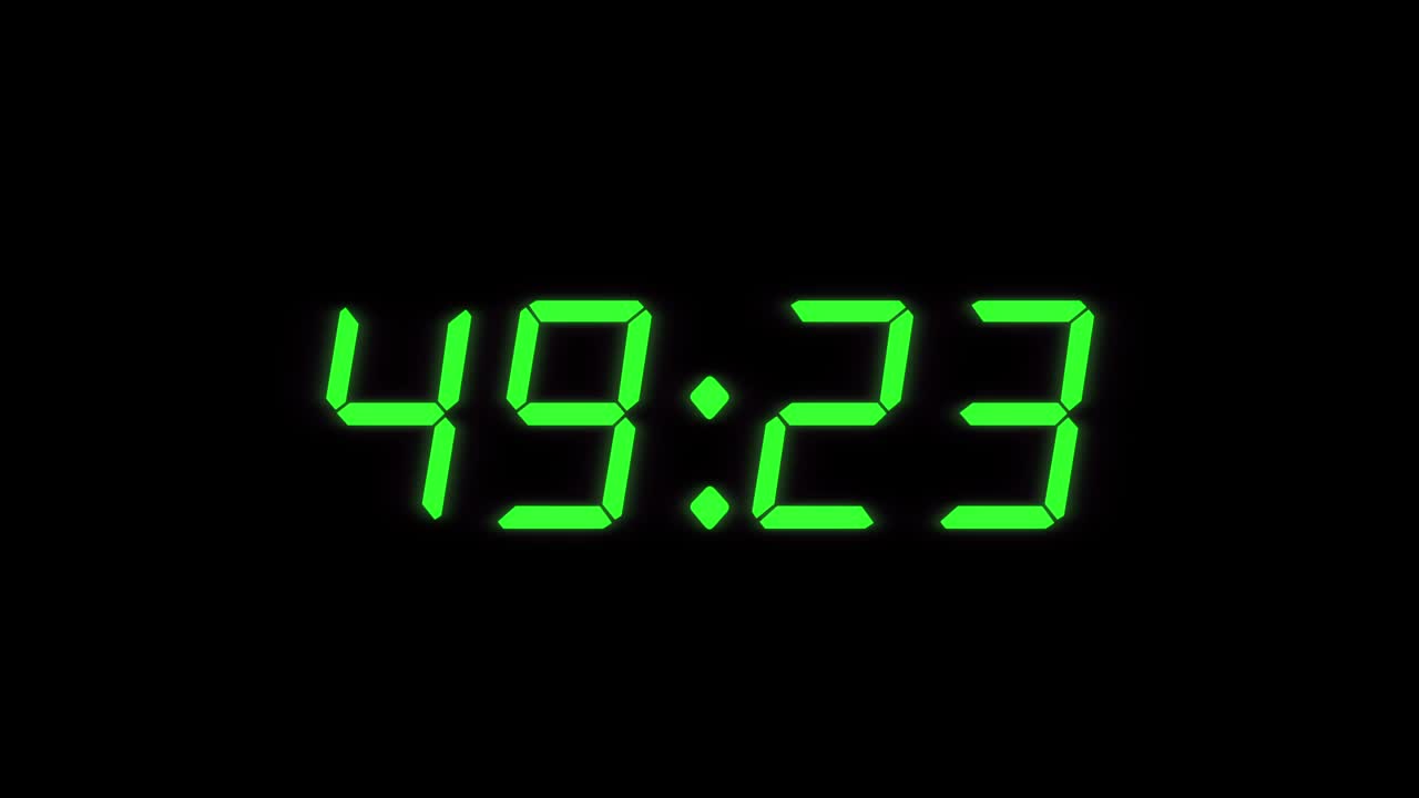 50秒数字闹钟倒数计时器。黑色显示屏上的绿色数字。视频素材