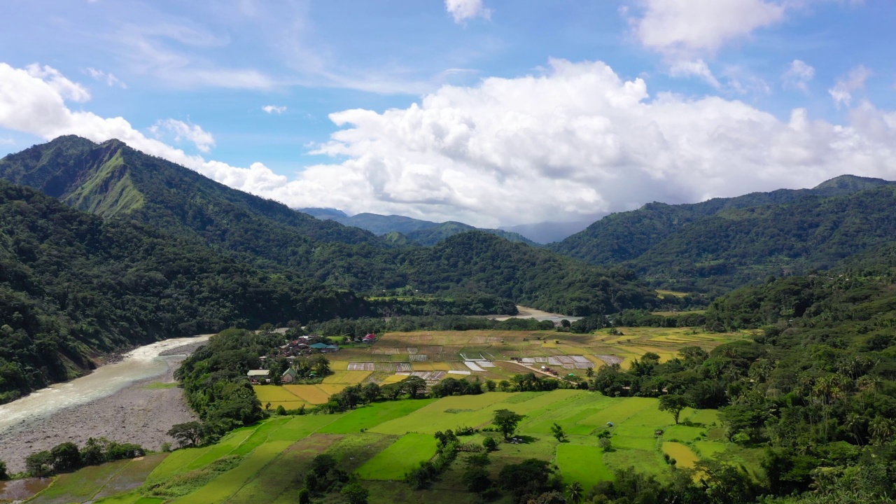 山地景观和稻田。群山和一个美丽的山谷和梯田。视频素材