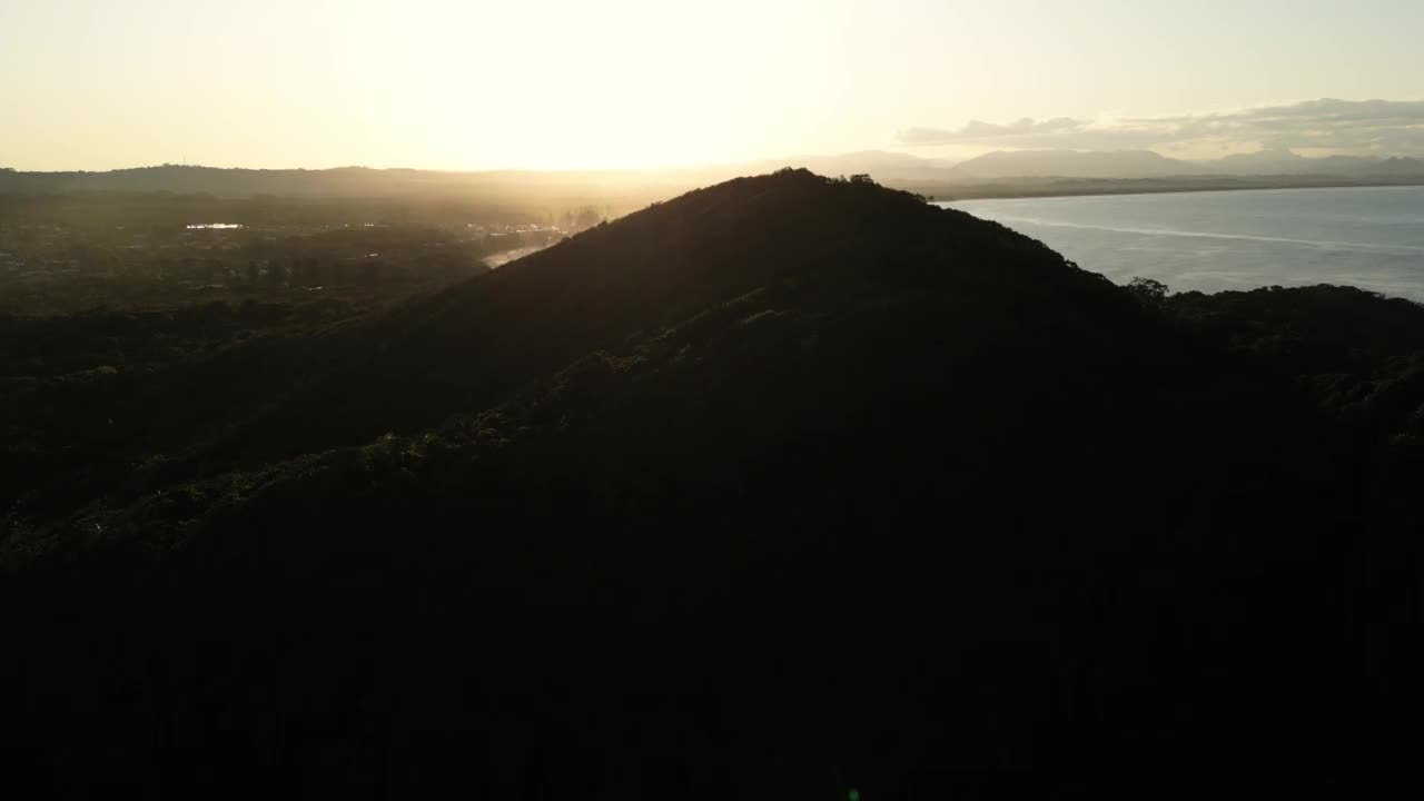 澳大利亚拜伦湾主海滩后的日落视频素材