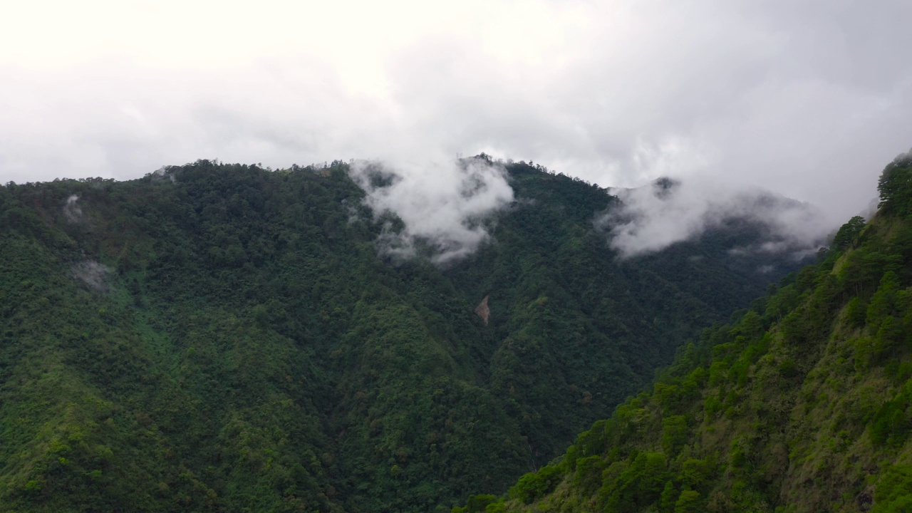 山峰被雨林和云层覆盖。热带气候中的雨云。视频素材