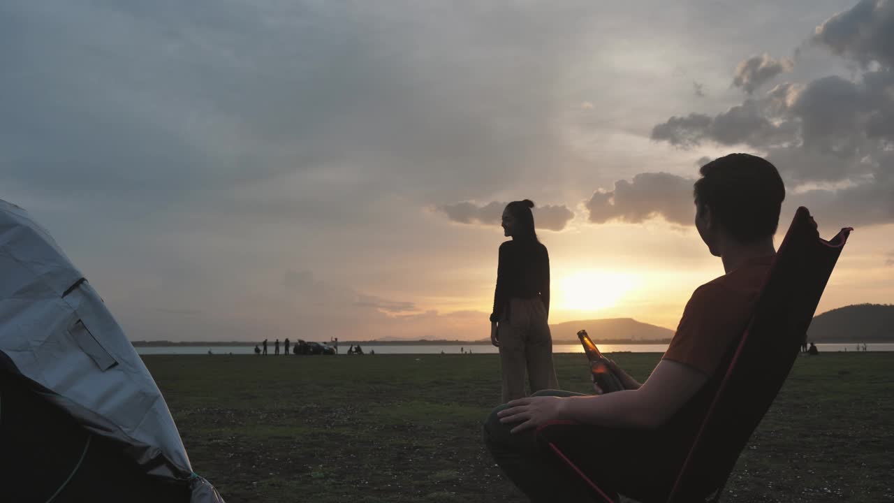 快乐的年轻亚洲夫妇，旅行，露营，周末活动视频素材