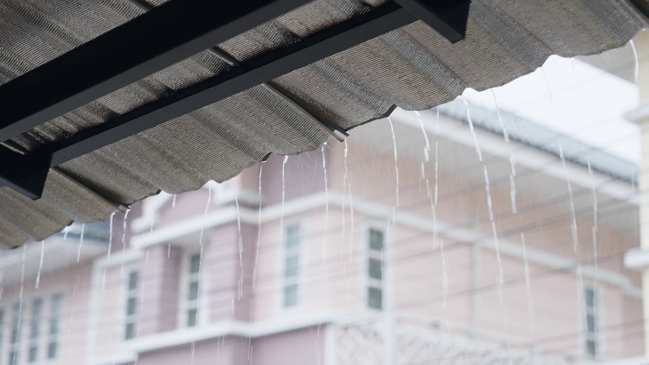 雨落在屋顶上视频素材