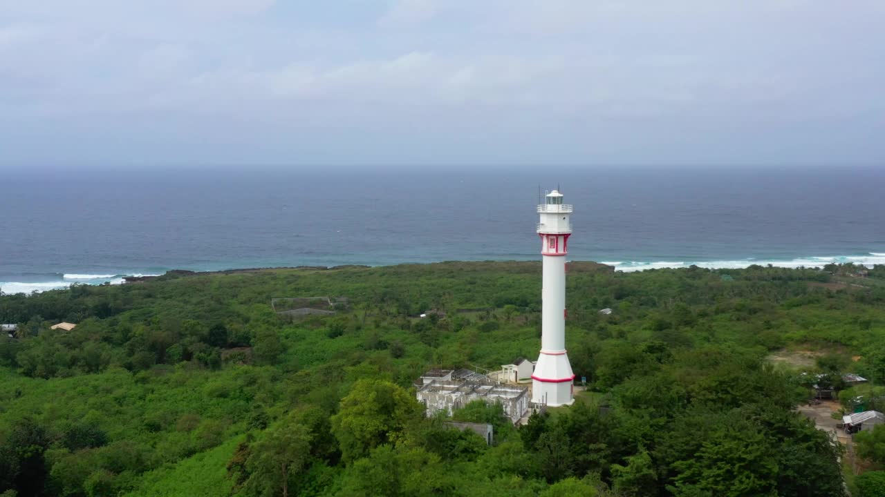 Bolinao角灯塔。风景优美，吕宋岛上的灯塔。视频素材