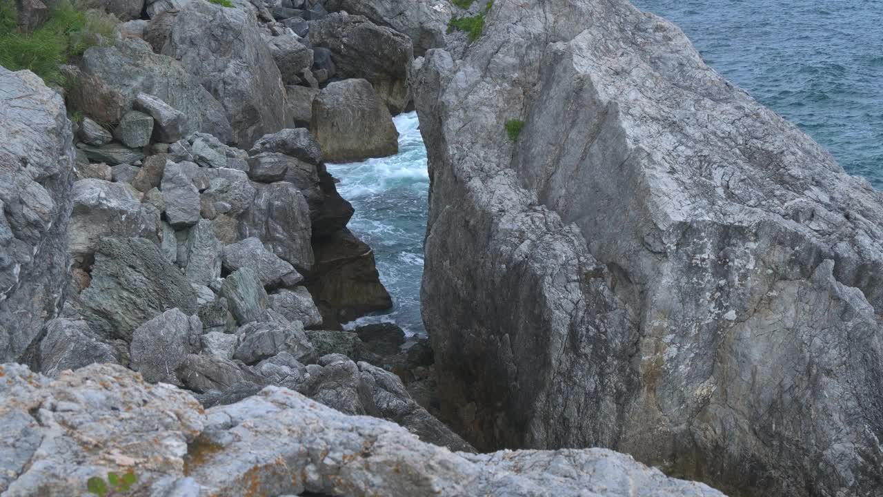 海浪冲击岩石海岸。自然的概念。视频素材