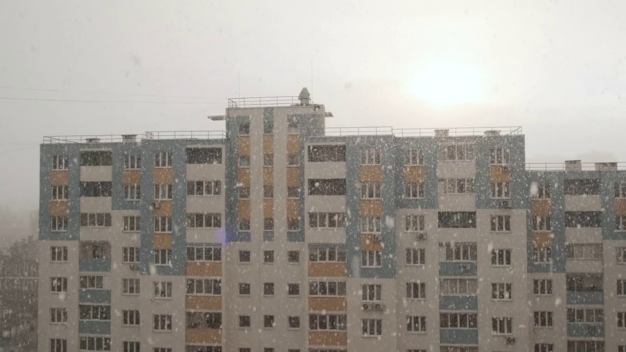 明亮的阳光照在多层住宅楼后面。雨后多云天气。视频素材