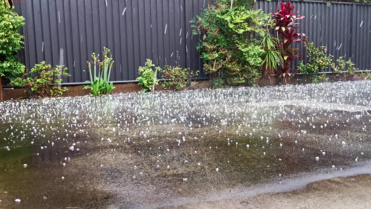 弹跳着冰雹和雨水。视频素材