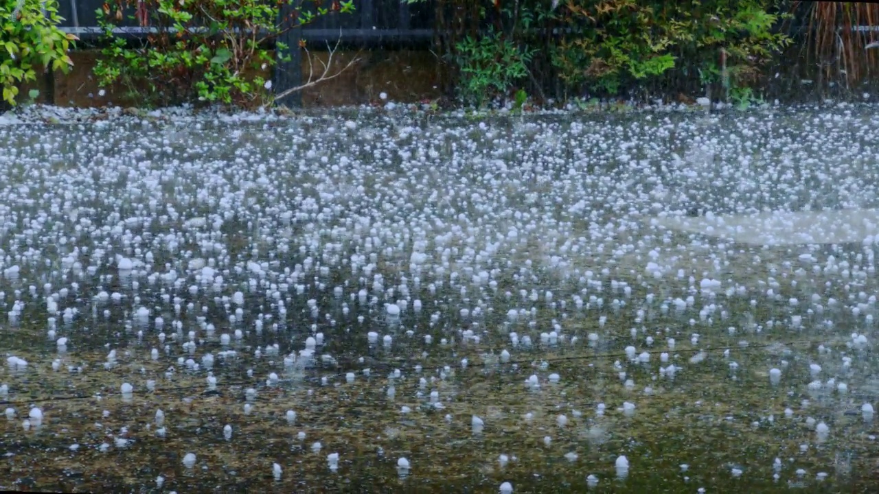 弹跳的冰雹和雨水。视频素材