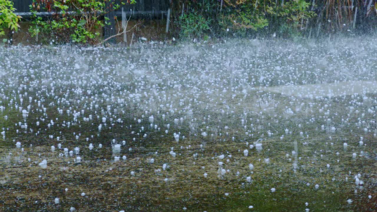 大雨下冰雹视频素材