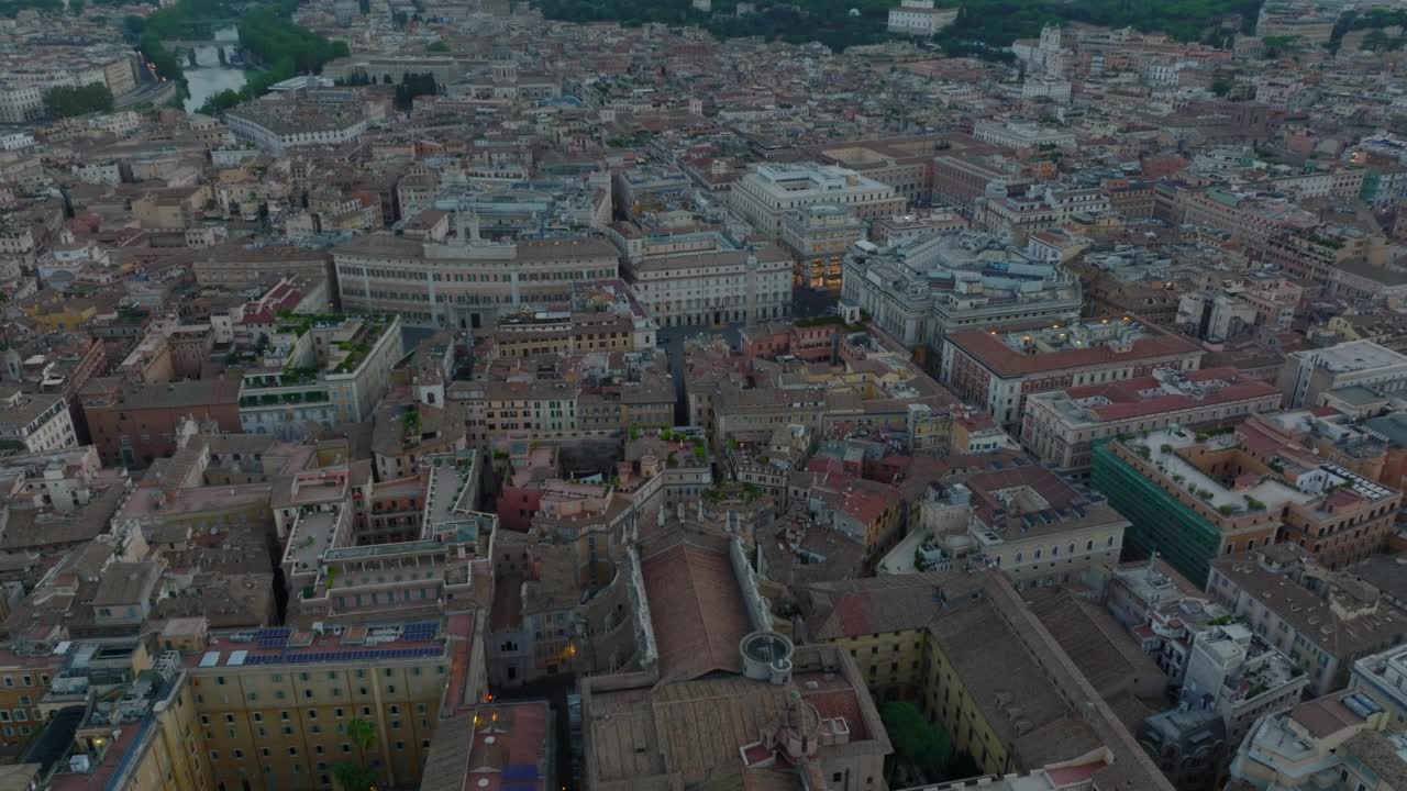 飞机在城市的高楼大厦上空飞行。黄昏时分的历史建筑和宫殿。罗马,意大利视频素材