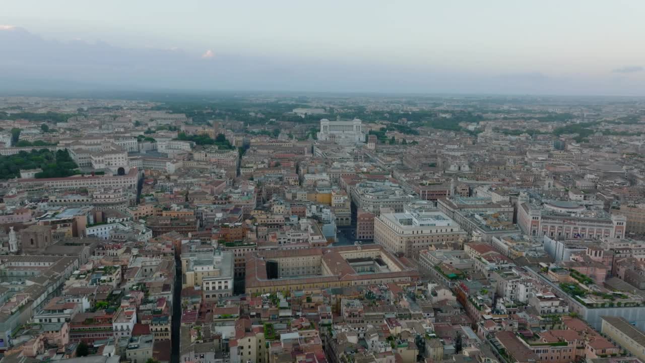 飞机在市中心的历史建筑、地标和旅游景点上空飞行。黄昏时分，我们正前往维托里亚诺纪念碑。罗马,意大利视频素材