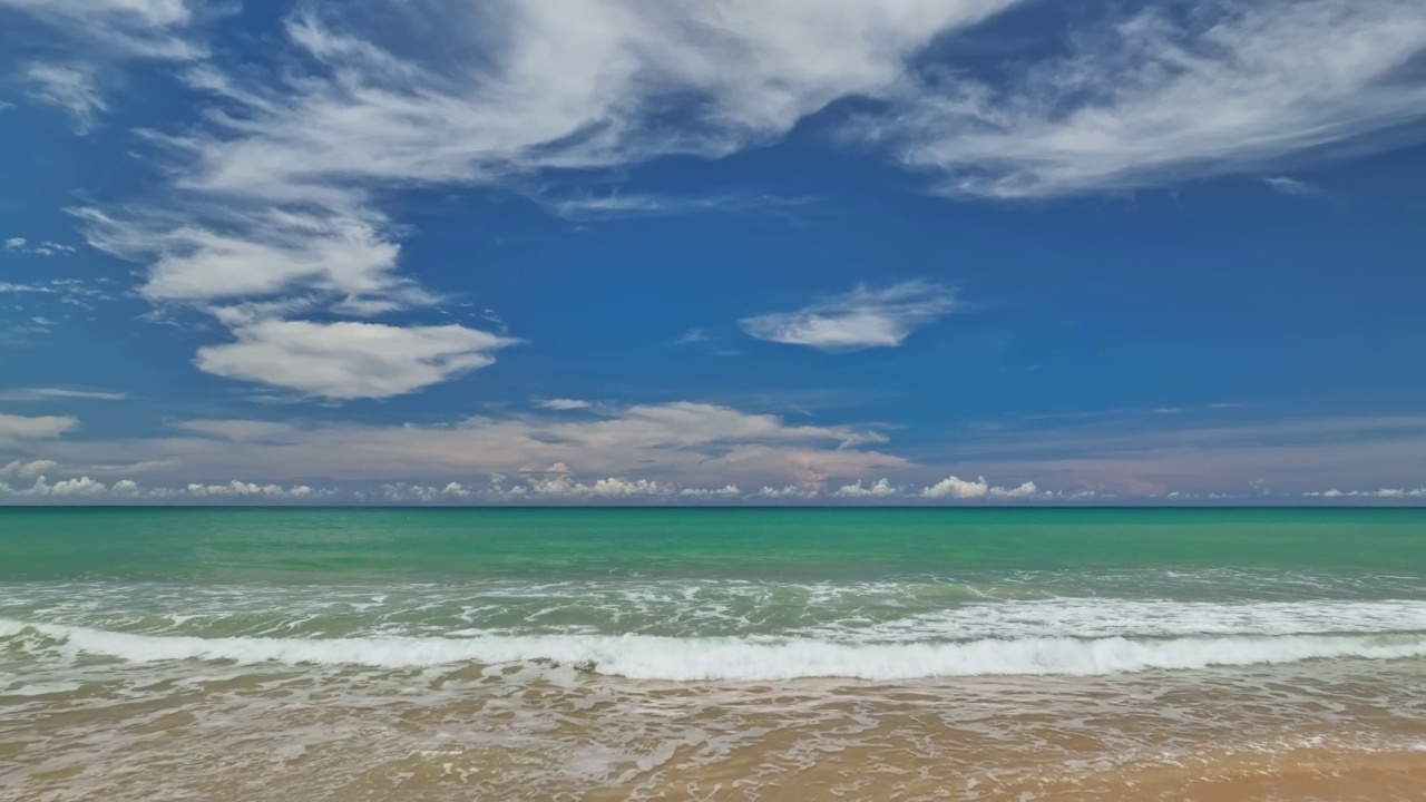 航拍无人机从海滩飞向大海，用海浪冲刷沙子视频素材