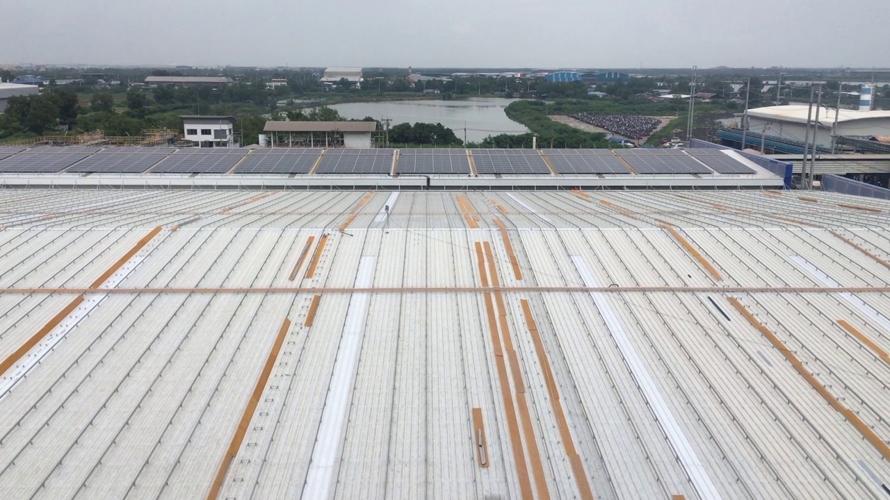 工厂屋顶太阳能电池的高角度视图，太阳能绿色能源视频素材