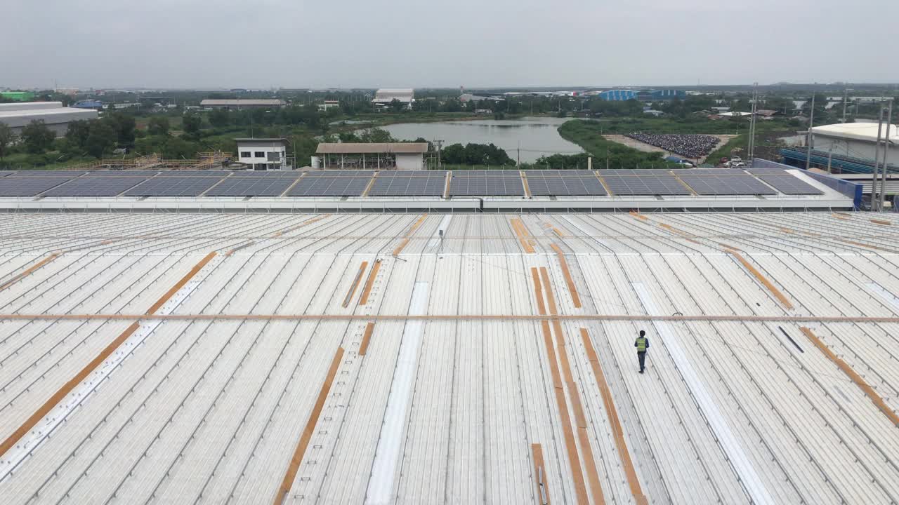 工厂屋顶太阳能电池的高角度视图，太阳能绿色能源视频下载