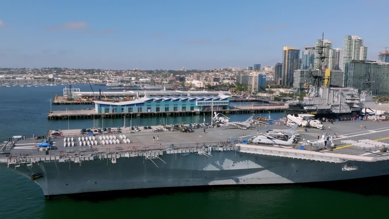 历史悠久的中途岛号航空母舰在圣迭戈湾的航拍视频视频素材