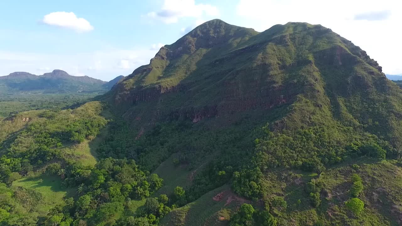 航拍的山脉和哥伦比亚自然景观从无人机巨大的岩石与自然周围的蓝天视频素材