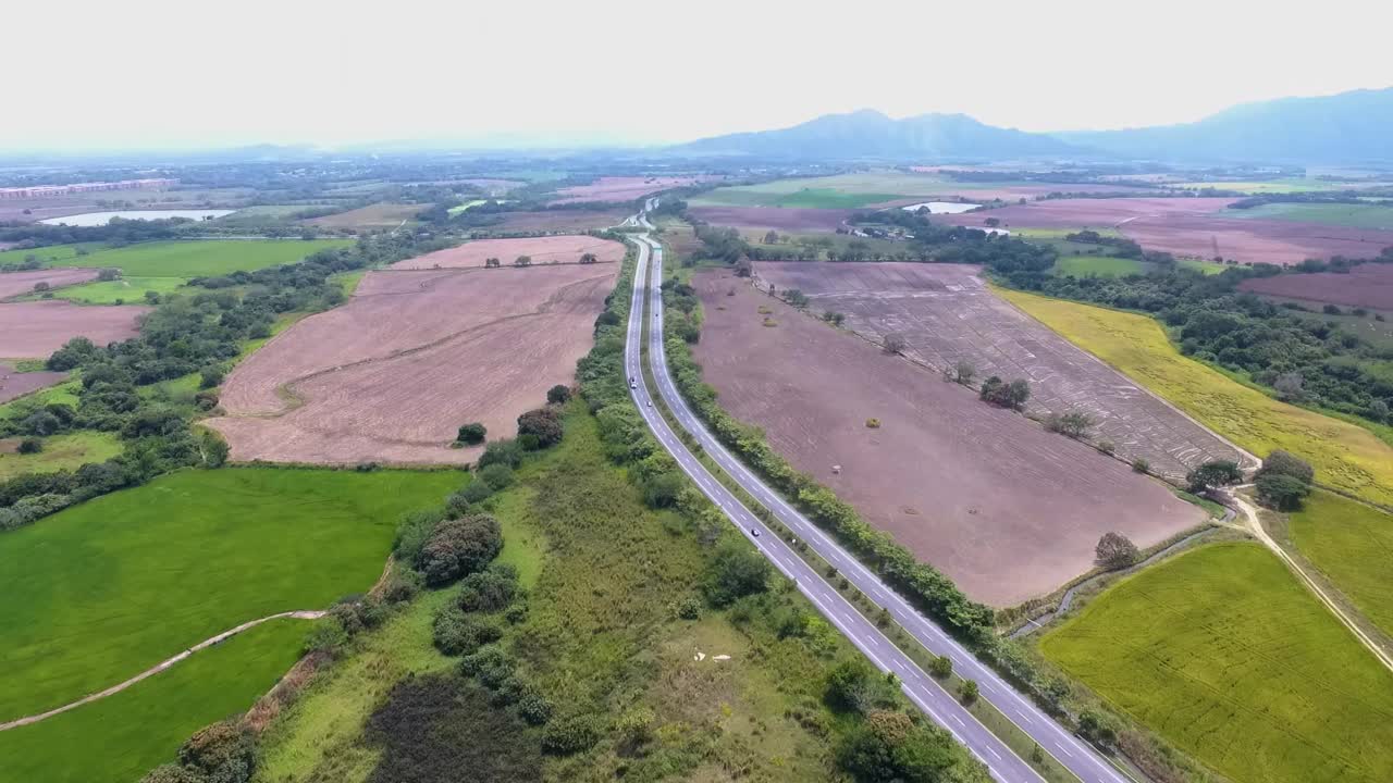 哥伦比亚的主要道路-双行车道景观通过自然视频素材