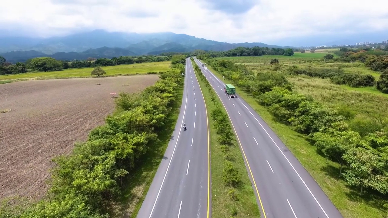 哥伦比亚的主要道路-双行车道景观通过自然视频素材