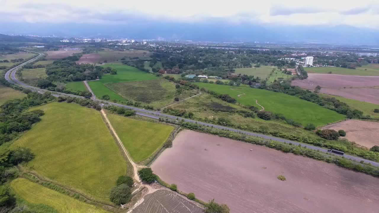 哥伦比亚主要道路-双行车道景观通道自然视频素材