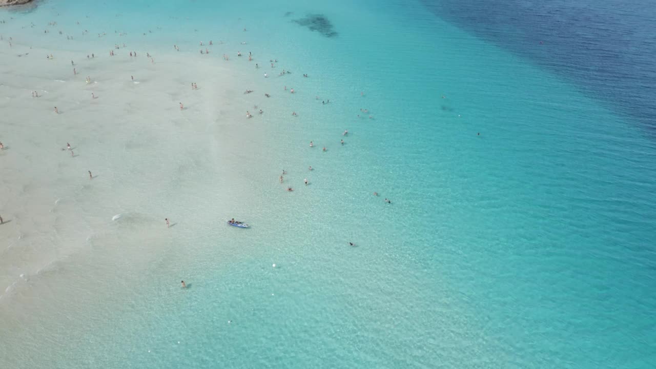 cpncept旅行。蓝色大海和海滩的鸟瞰图。俯视图蓝绿色水背景。夏天的海景。意大利撒丁岛视频下载