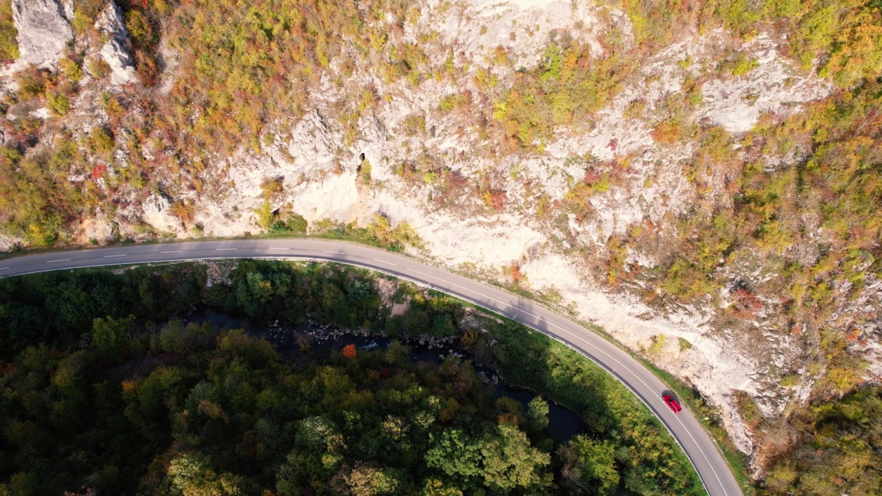 一条穿过峡谷的高速公路，峡谷上画满了秋色视频素材