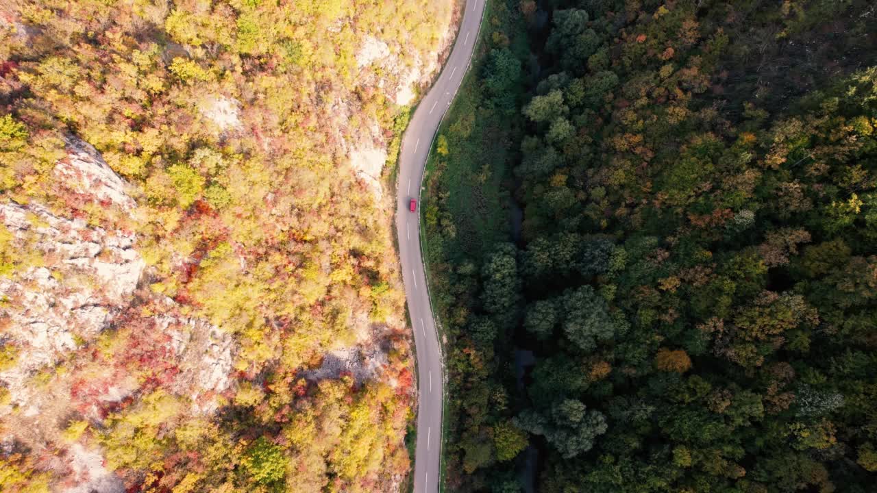 一条穿过峡谷的高速公路，峡谷上画满了秋色视频素材