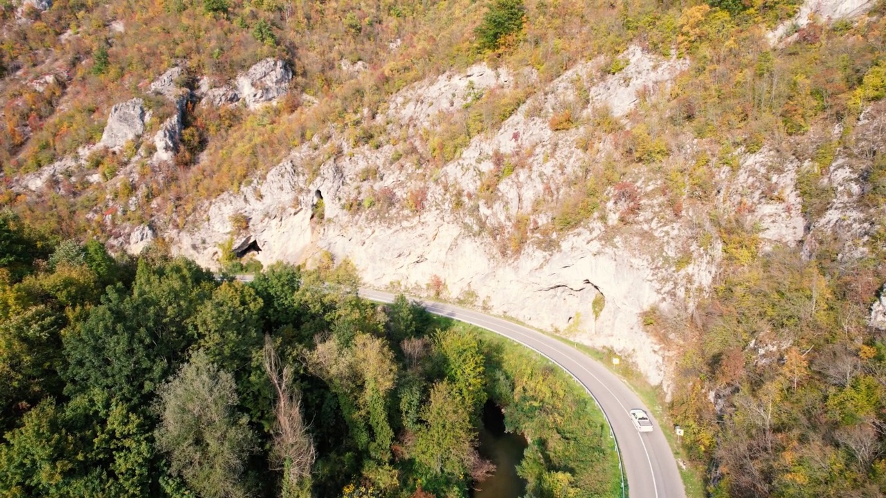 一条穿过峡谷的高速公路，峡谷上画满了秋色视频素材