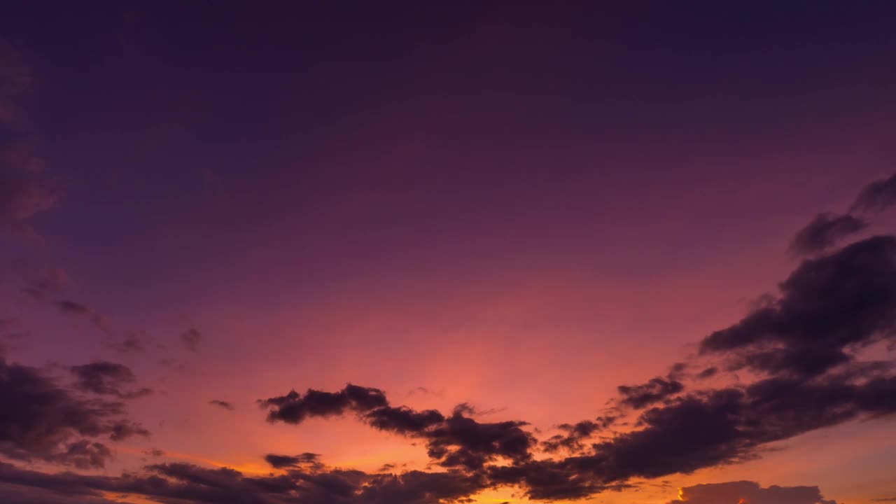 天空的云移动和早晨的日出4k时间流逝。视频素材