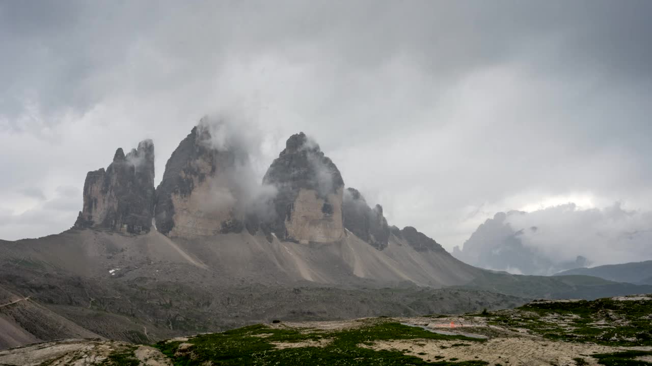 时间推移日出与移动的云和雾在大雨后旅行在Tre Cime, Dolomites，意大利视频素材