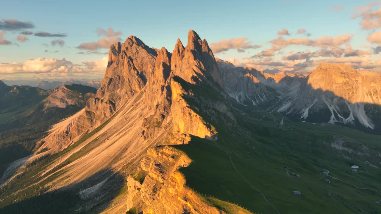 塞塞达山顶的日落美景。特伦蒂诺上阿迪杰，白云石阿尔卑斯山，南蒂罗尔，意大利，欧洲。奥多尔山脉，加尔德纳山谷。阳光下壮丽的Furchetta峰。白云石山脉,意大利。视频素材