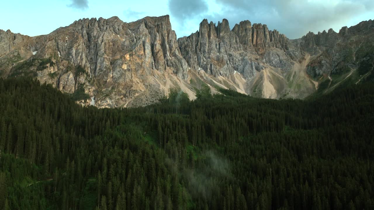 Lago di Carezza。意大利卡拉扎白云石湖的风景。空中无人机日落的雾与山，湖，森林在阿尔卑斯山，意大利。卡拉西的卡拉扎湖。视频素材