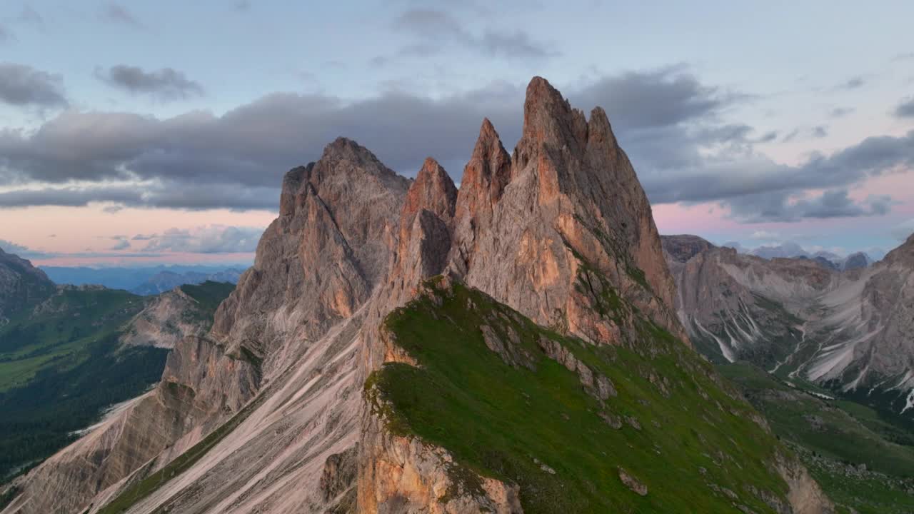 塞塞达山顶的日落美景。特伦蒂诺上阿迪杰，白云石阿尔卑斯山，南蒂罗尔，意大利，欧洲。奥多尔山脉，加尔德纳山谷。阳光下壮丽的Furchetta峰。白云石山脉,意大利。视频素材