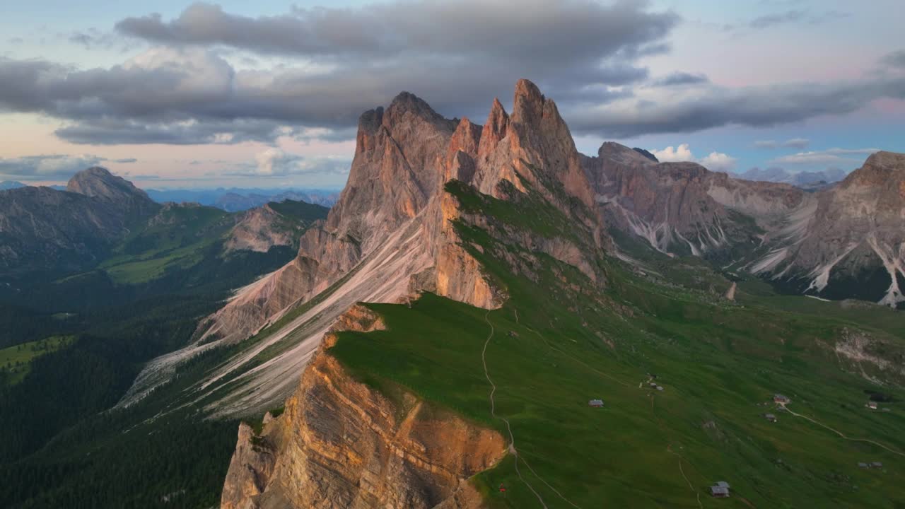 塞塞达山顶的日落美景。特伦蒂诺上阿迪杰，白云石阿尔卑斯山，南蒂罗尔，意大利，欧洲。奥多尔山脉，加尔德纳山谷。阳光下壮丽的Furchetta峰。白云石山脉,意大利。视频素材