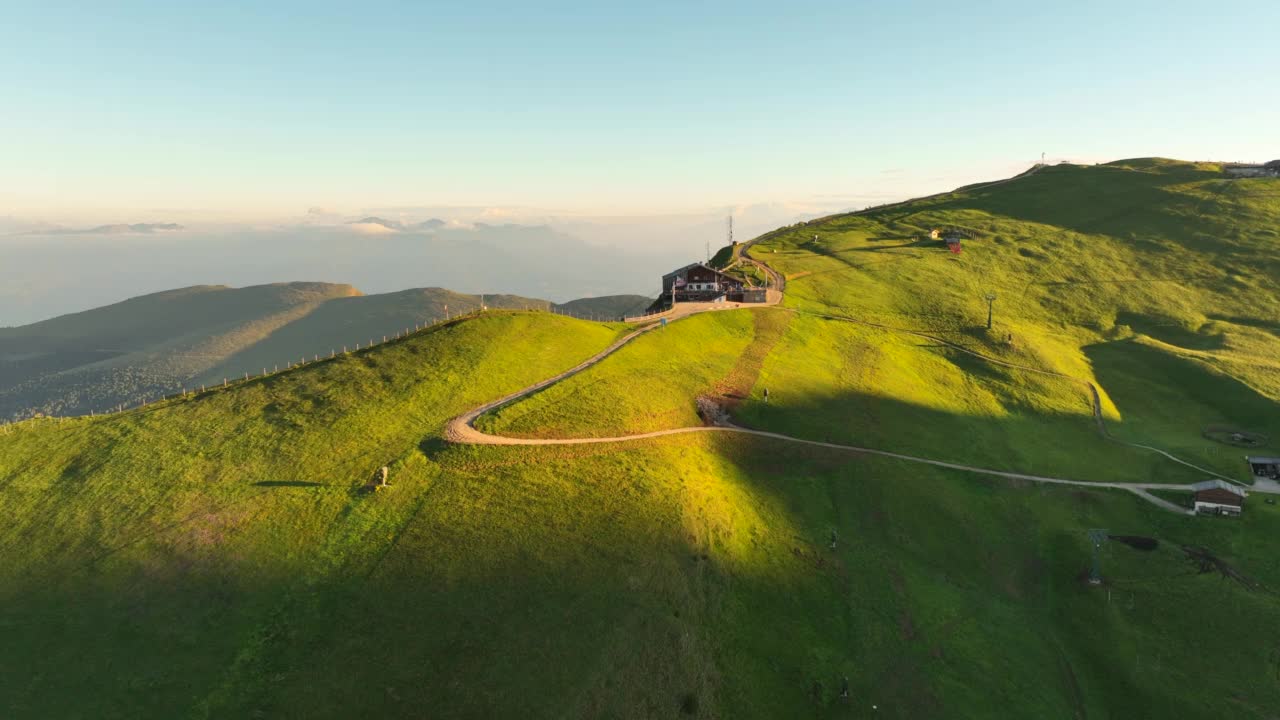 空中无人机日出的场景，塞塞达峰上令人惊叹的景色。特伦蒂诺上阿迪杰，白云石阿尔卑斯山，南蒂罗尔，意大利，欧洲。奥多尔山脉，加尔德纳山谷。阳光下壮丽的Furchetta峰。白云石山脉,意大利。视频素材