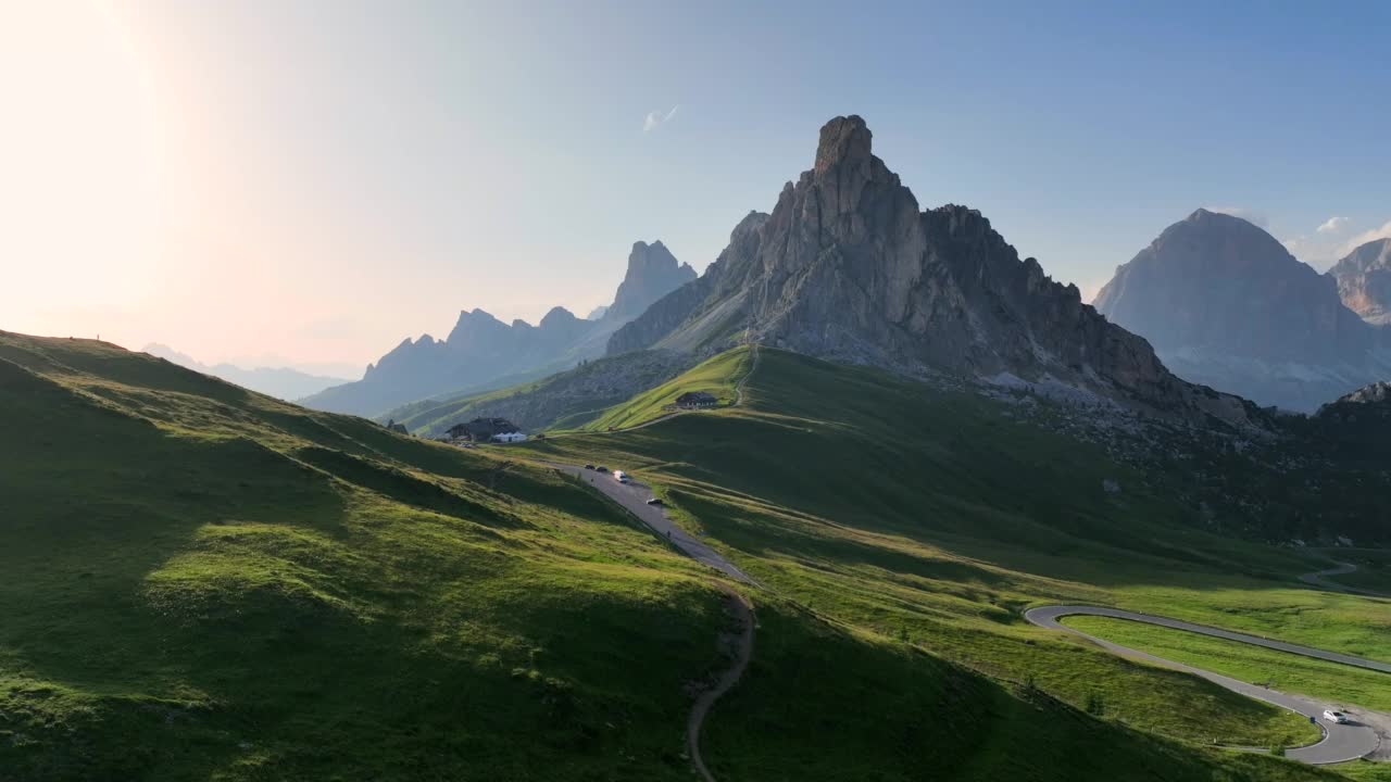 全景空中无人机飞行视频在青山与美丽的日落场景夏天的白云石阿尔卑斯山脉景观徒步旅行者。令人惊叹的Giau山口——位于意大利贝鲁诺省2236米高的山口视频素材