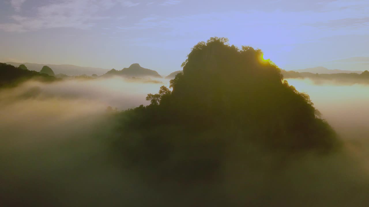 日出时云和天空的鸟瞰图视频素材