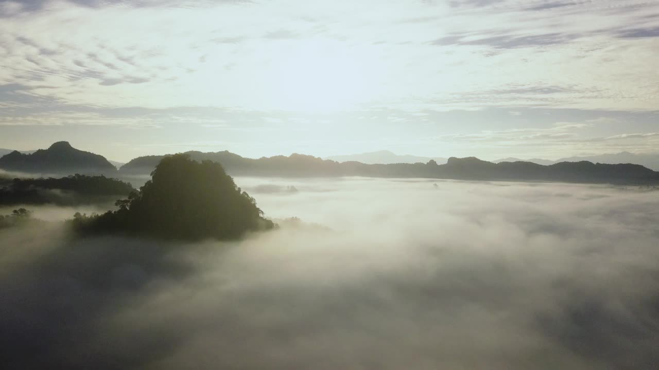 日出时云和天空的鸟瞰图视频素材