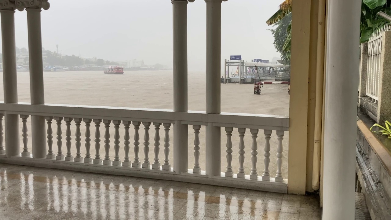 曼谷的雨和湄南河的水位视频素材