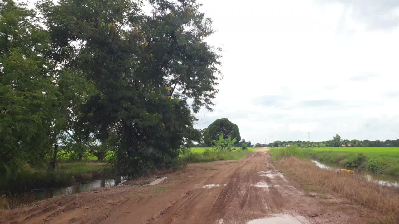 在碎石路上行驶被大雨破坏了。视频素材