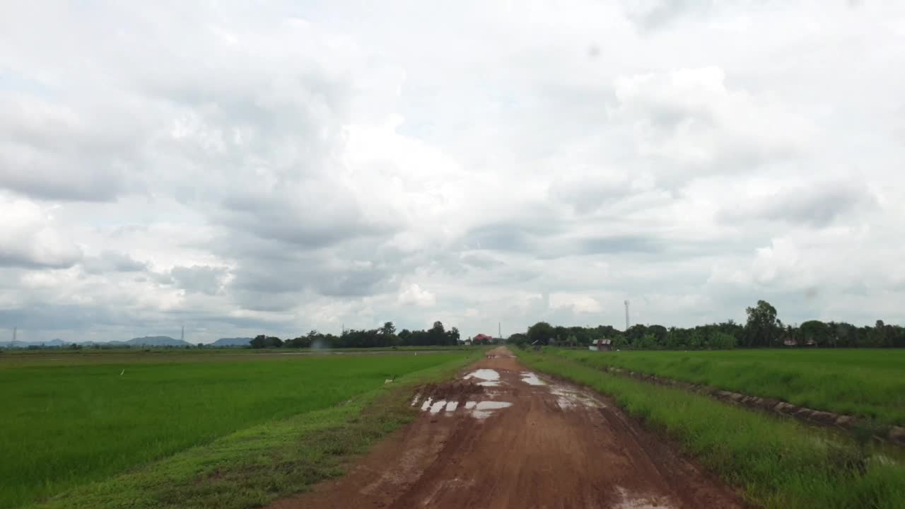 在碎石路上行驶被大雨破坏了。视频素材