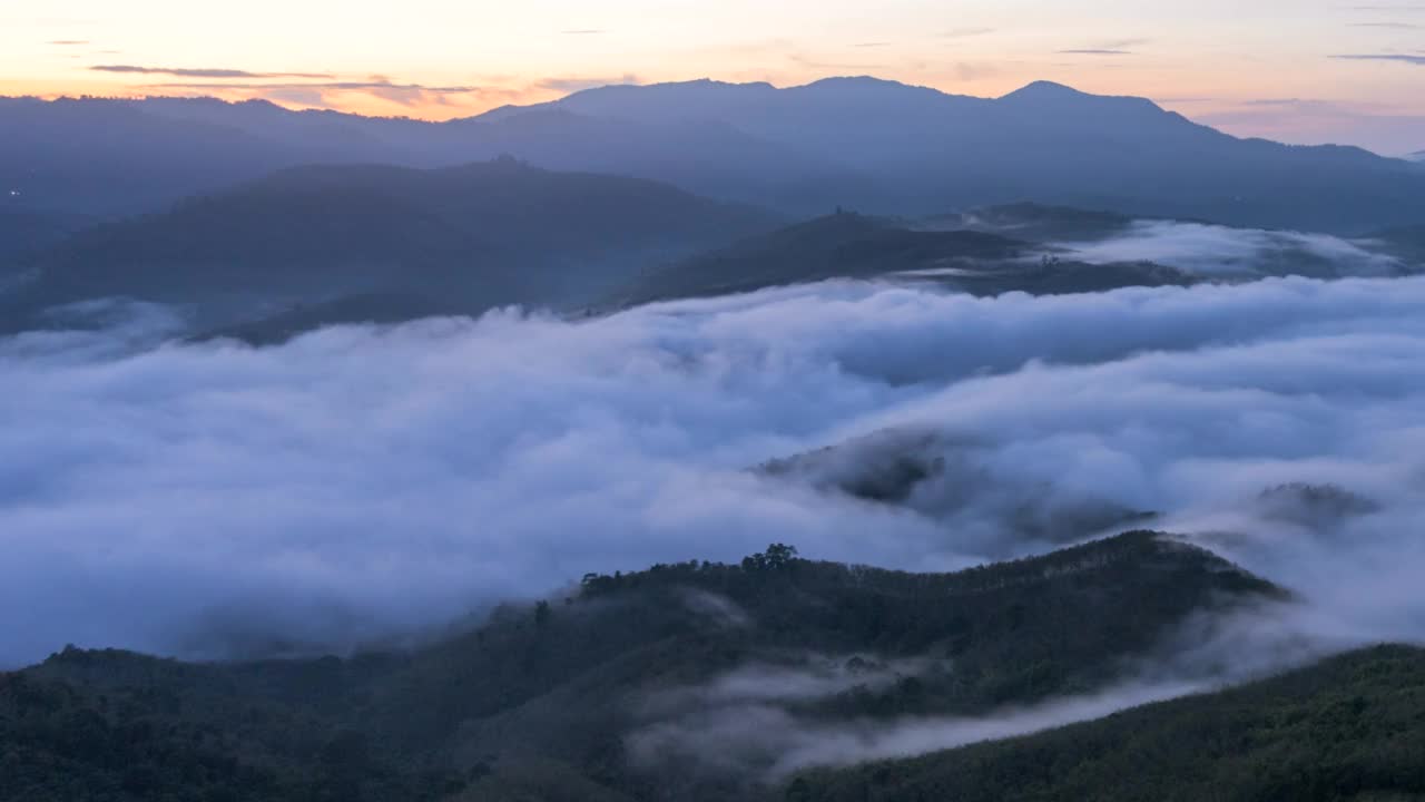 在泰国雅拉省艾耶翁的Gunung Silipat视点，美丽的日出与雾气滚滚的时间流逝视频素材