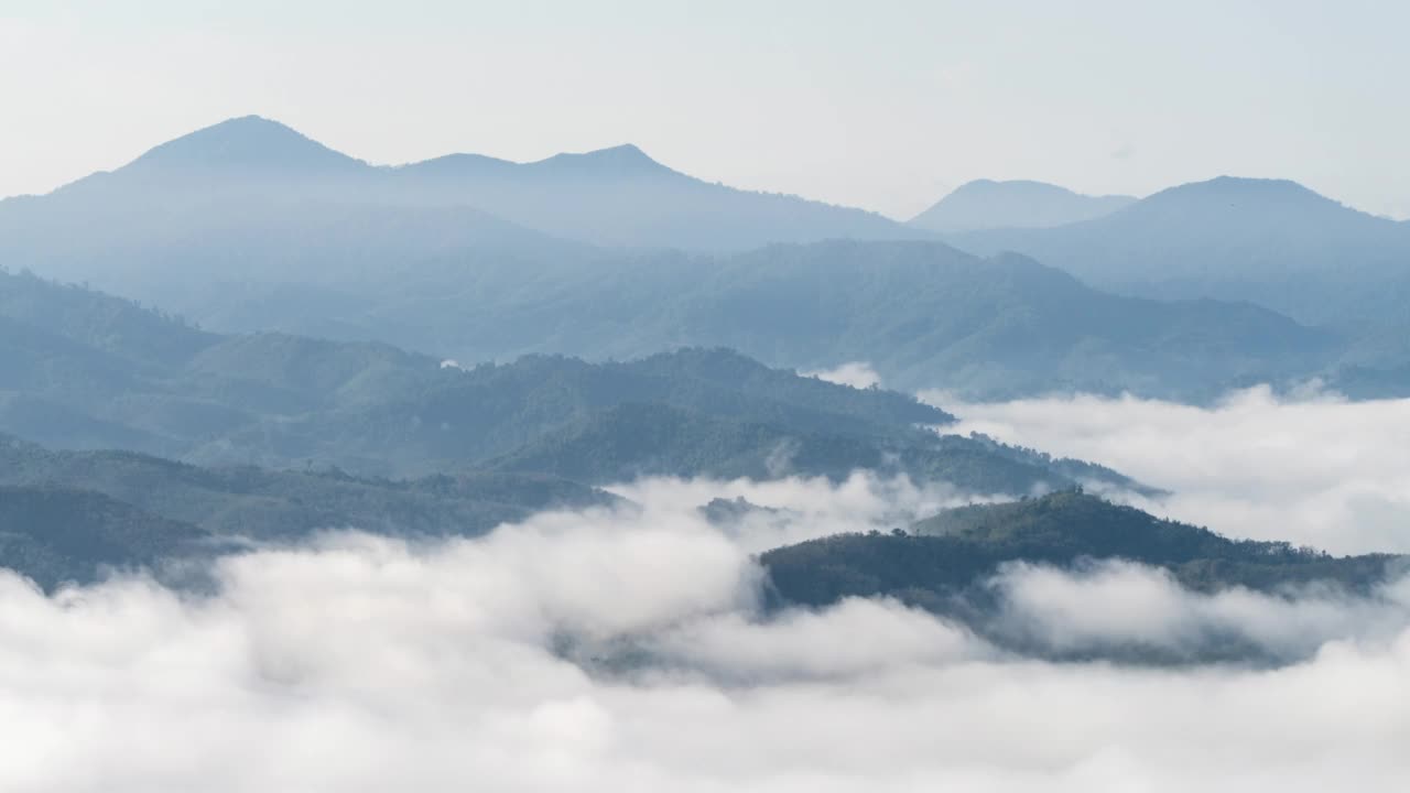 在泰国雅拉省艾耶翁的Gunung Silipat视点，美丽的日出与雾气滚滚的时间流逝视频素材