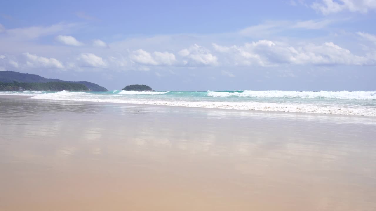 海景湛蓝，海浪拍打海岸。沙海水绿松石。视频素材