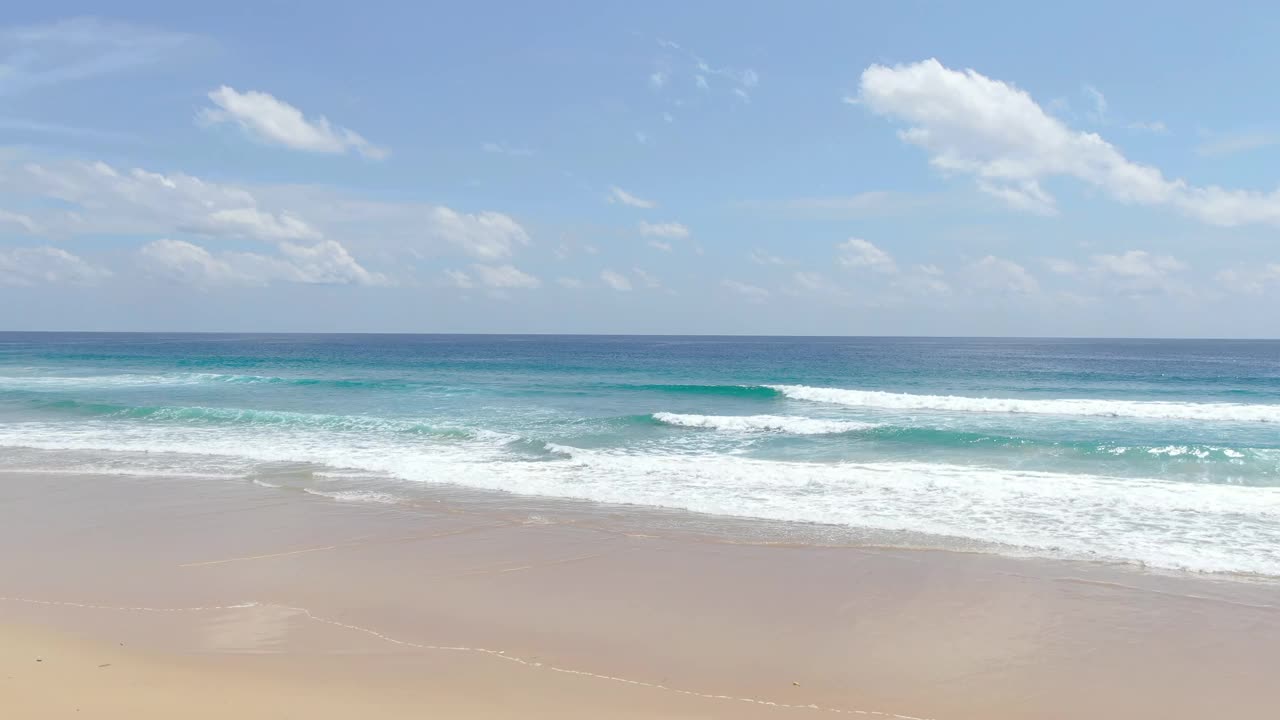 全景海滩蓝天碧波溅沙夏日最佳。视频素材