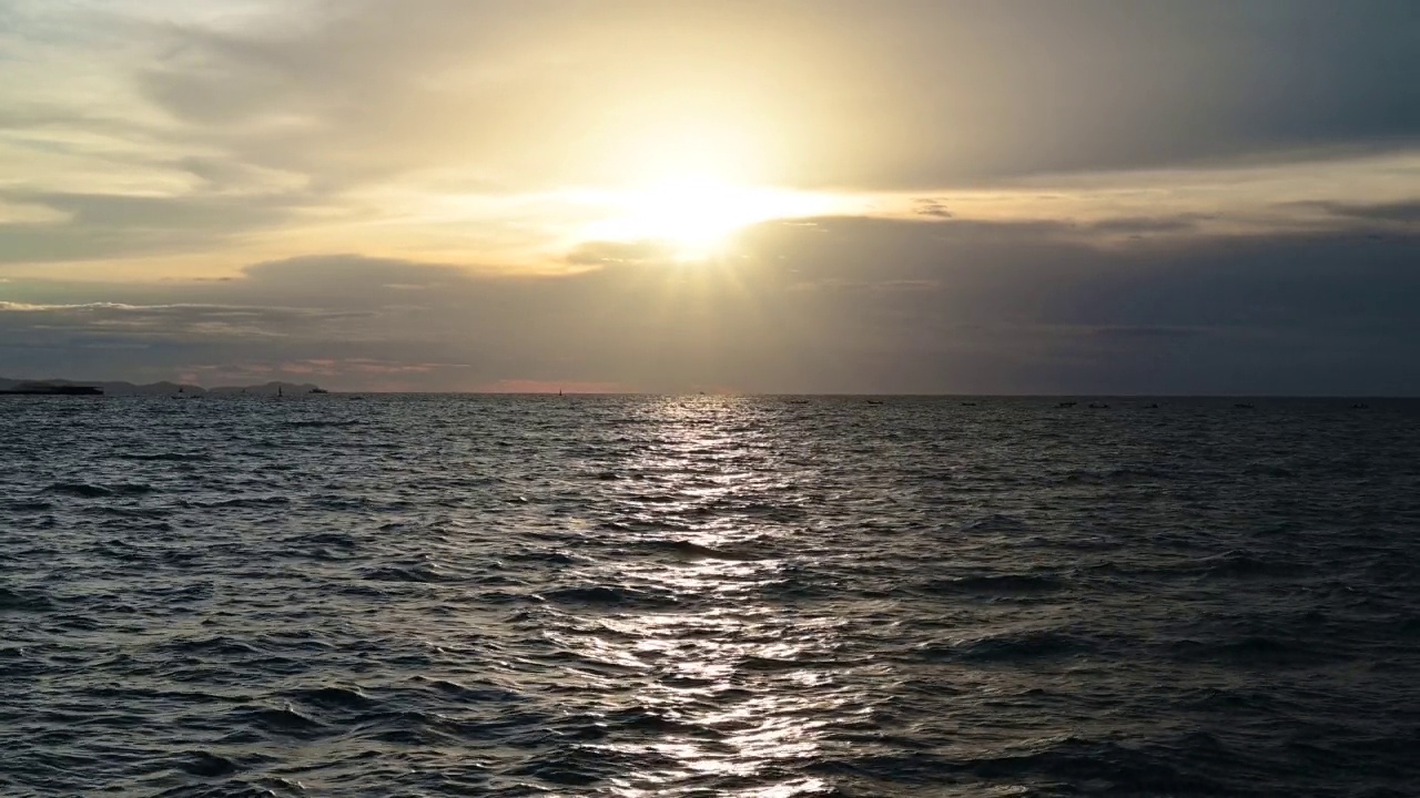 彩色的日落景色在海岛海滩与海浪和反射天空视频下载