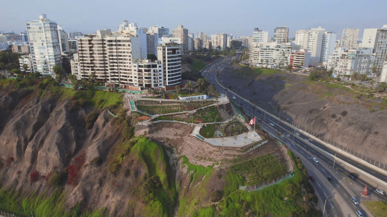 佛得角高速公路，位于利马市米拉弗洛雷斯区的高处。视频素材