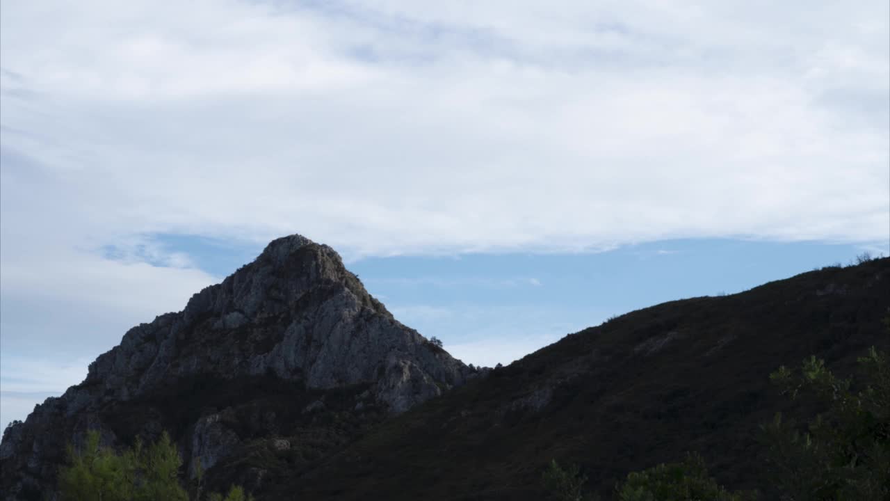 时间流逝，山上乌云密布视频素材